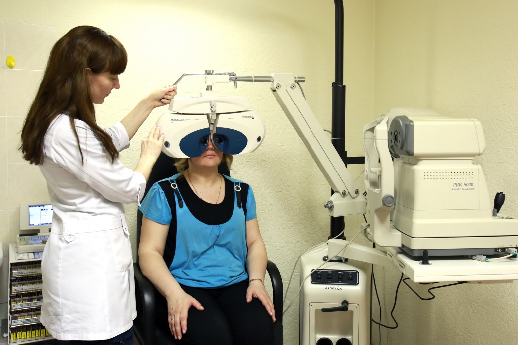 Коррекция зрения цена clinicaspectr ru. Оптика центр зрения. Фороптер офтальмологический. Центр оптической коррекции зрения.